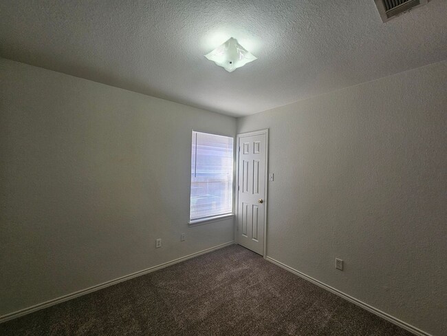 Building Photo - HUD / SECTION 8 ACCEPTED - MOVE IN READY!