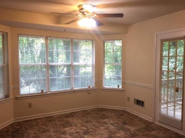 Building Photo - 401 Streamview Ln