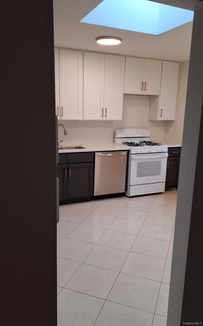 Building Photo - 5 Suzie Dr