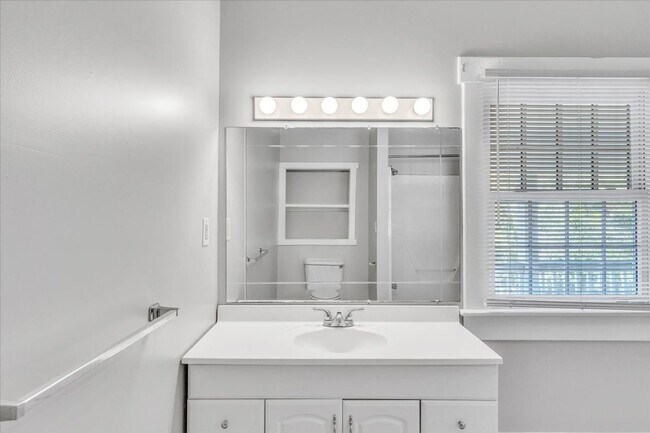 Building Photo - 3 bedroom 2 bath Downtown Savannah apartment