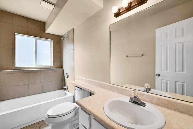 Building Photo - $2,095, 3 bed, 2 bath, located in Colorado...