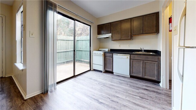 Building Photo - 725 Peppertree Dr