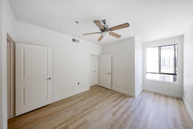 Building Photo - 6938 Laurel Canyon Blvd