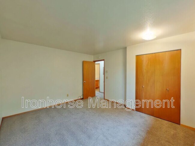 Building Photo - 519 S 15th Ave