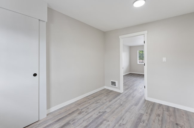 Building Photo - Beautifully remodeled 3BR in Gresham. 1/2 off first months rent!