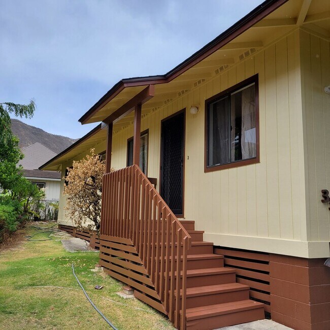 Building Photo - Kapahulu 3 bed, 2 bath single family home