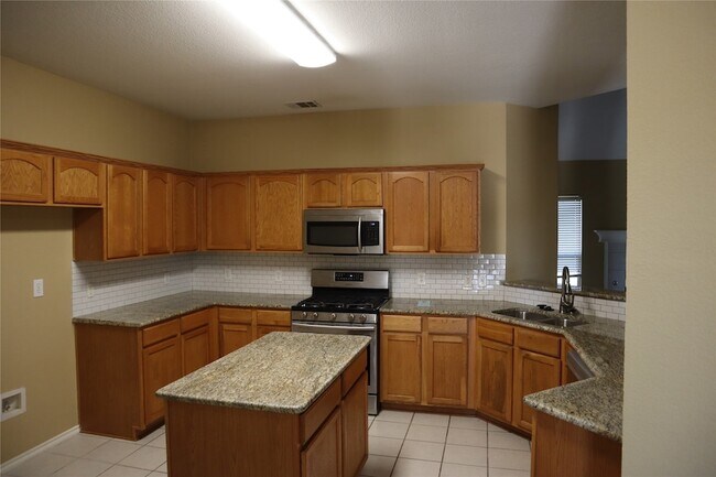 Building Photo - 9724 Old Field Dr