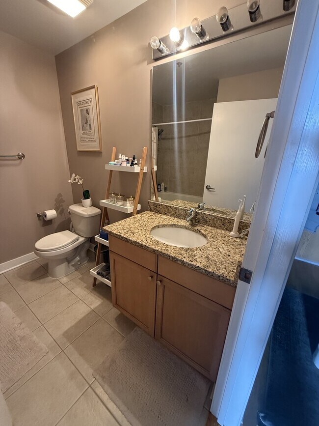 Building Photo - 320 E 21st St