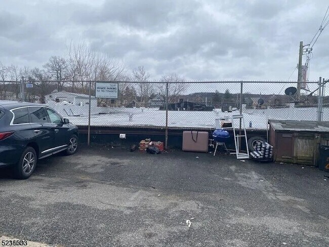 Building Photo - 118 Main St