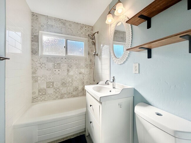 Building Photo - Stunning 3BD/1.5 BA W/ Attached Garage & P...