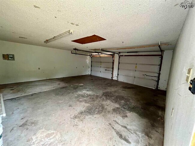 Building Photo - 5133 Lakefront Dr