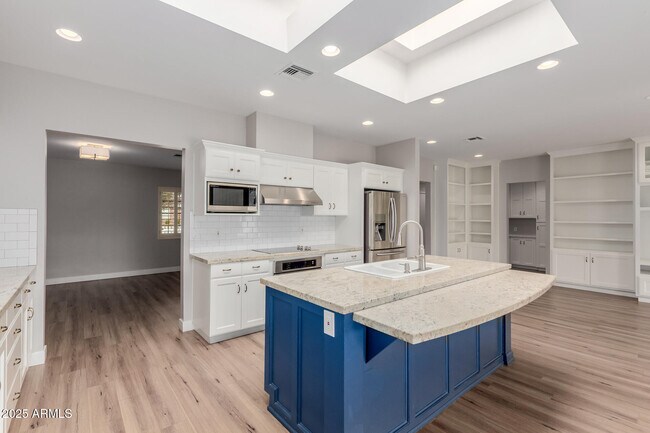 Building Photo - 5001 E Mitchell Dr