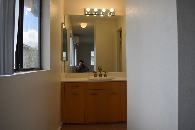 Building Photo - 3/2.5 West Loch Estates Single Family Home