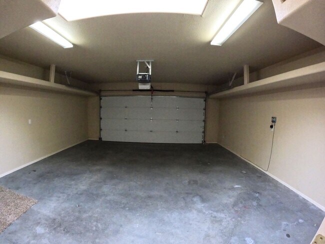 Building Photo - 2210 Dakota Dr
