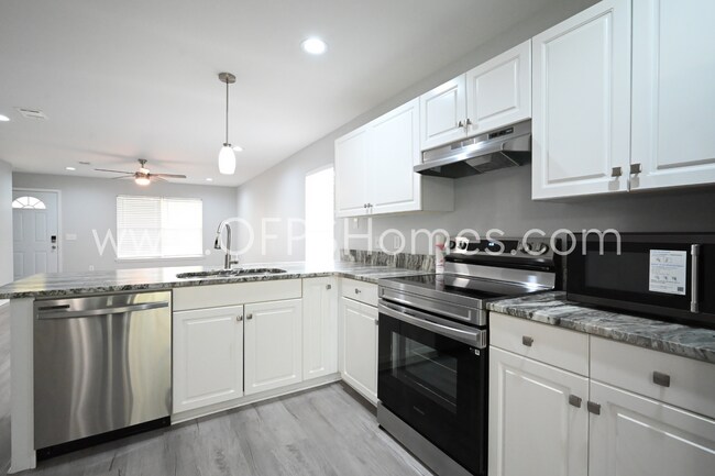 Building Photo - 3/2 in Pensacola!