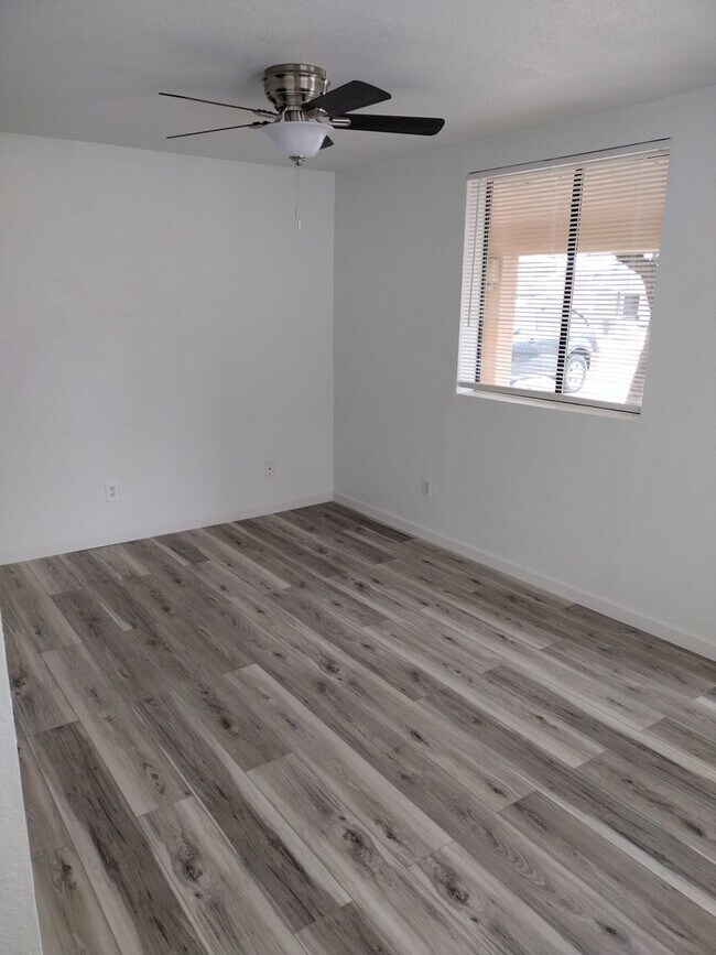 Building Photo - Sharp 1 Bed/1 Bath Updated Apt