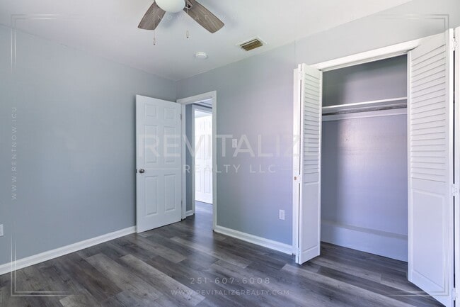 Building Photo - Charming 3-Bedroom Home with Unique Dual E...