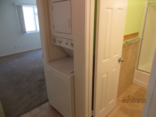 Building Photo - Delightful One Bedroom Condo in Pacific Beach