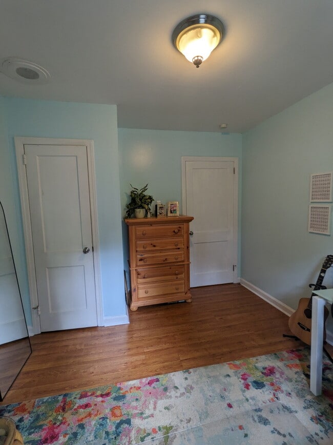 Building Photo - Fully fenced in yard and convenient location.