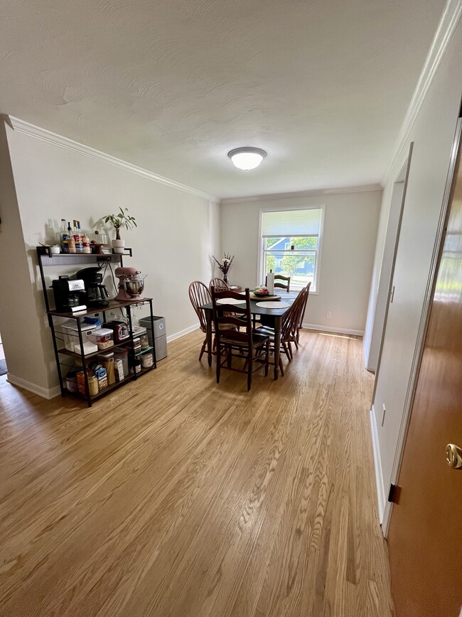 Building Photo - 215 Mystic Ln