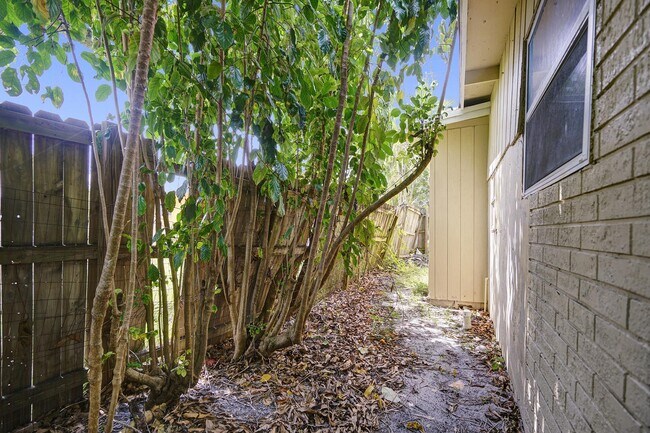 Building Photo - 651 SW 15th St