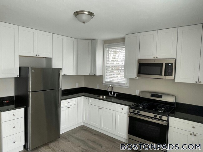 Building Photo - 631 Middle St