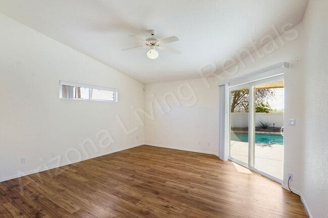 Building Photo - CUL-DE-SAC POOL HOME!