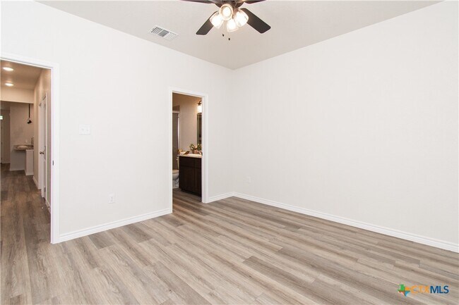 Building Photo - 121 Leon Ln