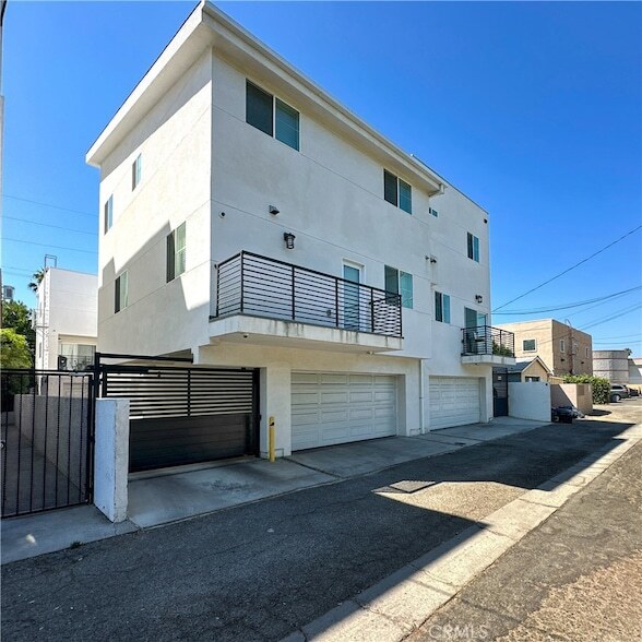 Building Photo - 14019 Vanowen St