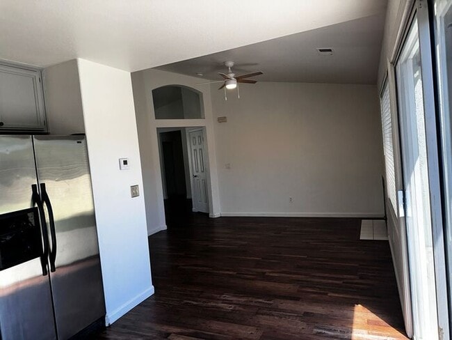 Building Photo - 3 Bedroom 2 Bath House with Amazing Rosevi...