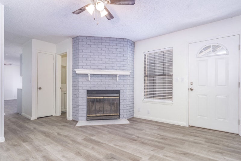 Building Photo - 3 Amanda