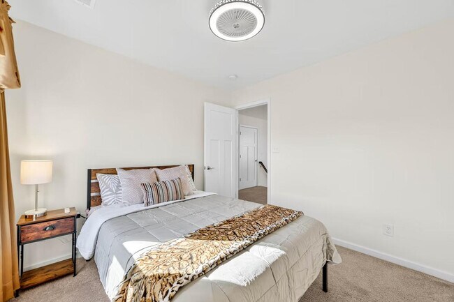 Building Photo - 4663 Bayview Dr