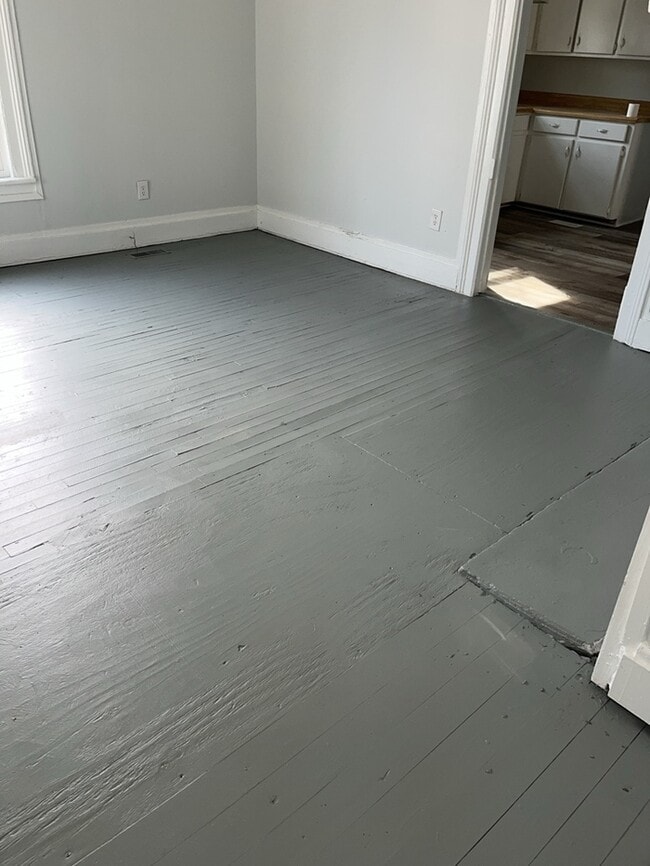 Building Photo - 2 Bedroom 1 bathroom