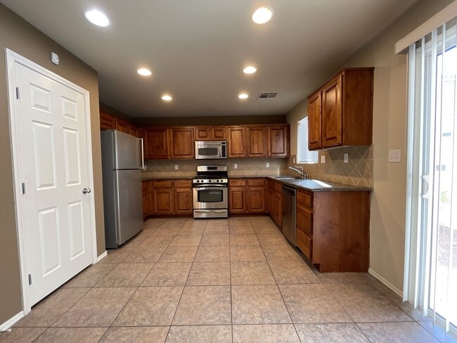 Building Photo - Spacious 3-Bedroom Home in the Northwest L...