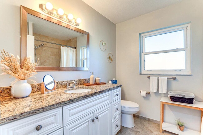 Building Photo - 3310 Siesta Dr