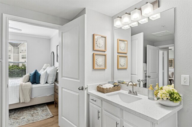 Building Photo - 14807 Woodland Hills Dr