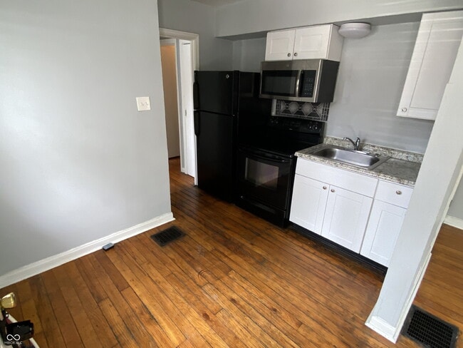 Building Photo - 607 N Tibbs Ave