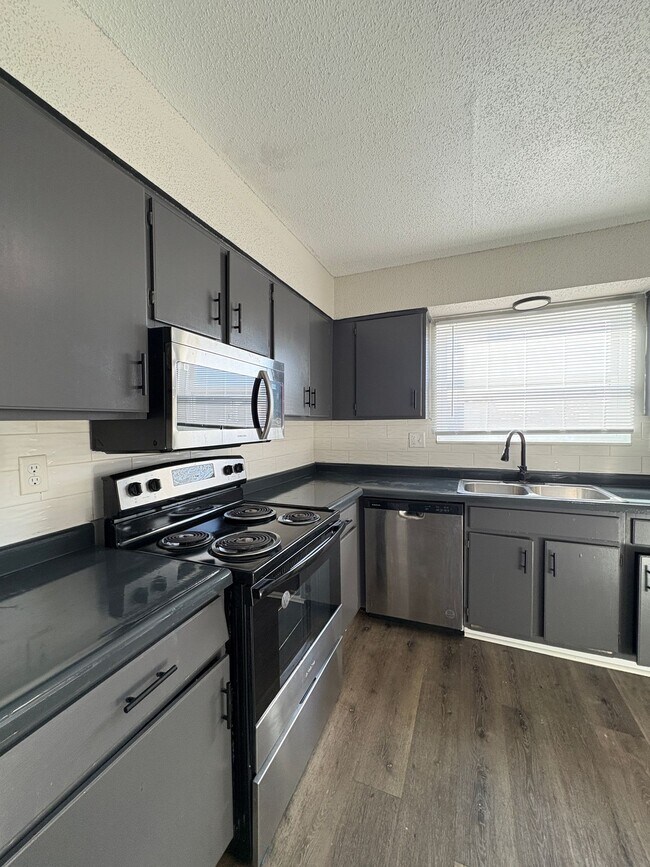 Building Photo - Remington On Rockville Living