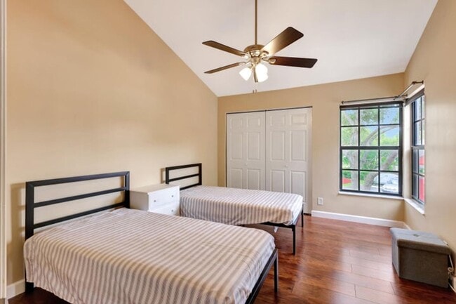 Building Photo - 2299 Treasure Isle Dr