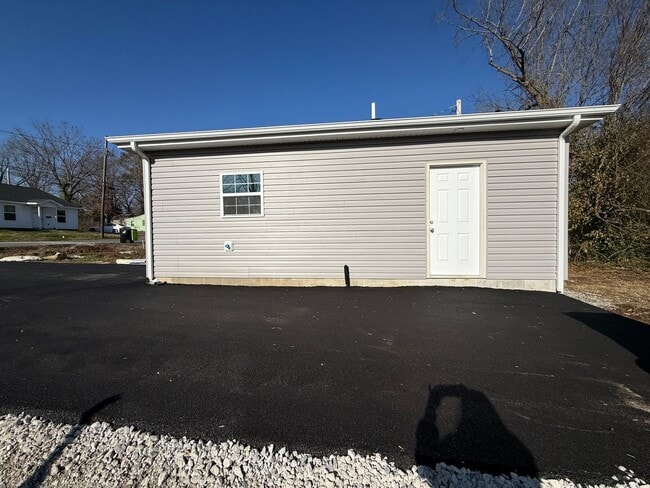 Building Photo - House in Benton City Limits