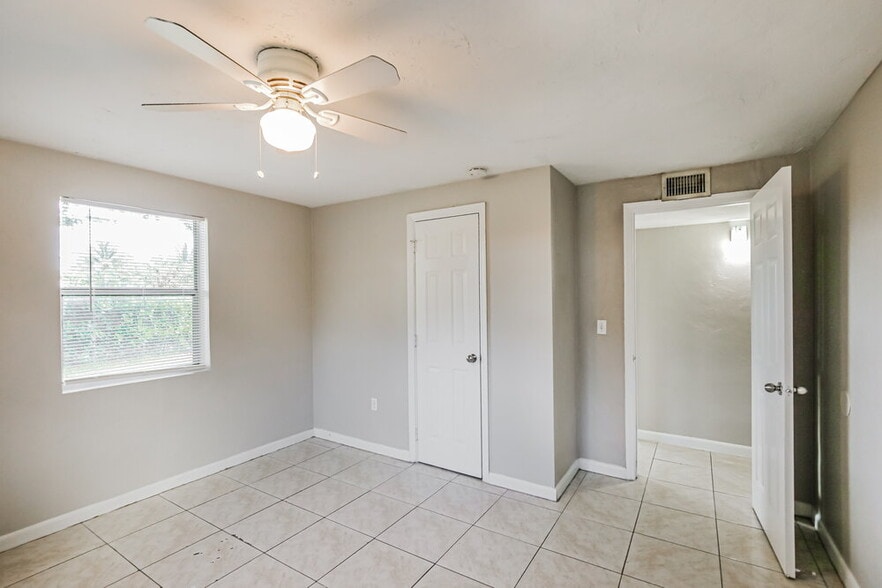 Building Photo - 2418 SW 6th Ct
