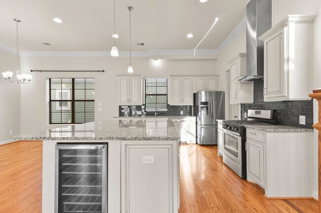 Building Photo - Elegant 3-Bedroom Home in Gated Inner Loop...