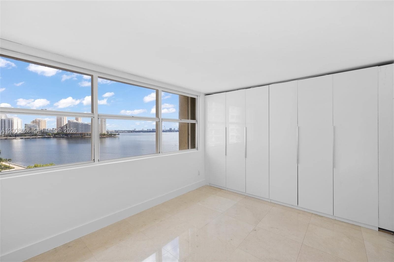 Building Photo - 1420 Brickell Bay Dr