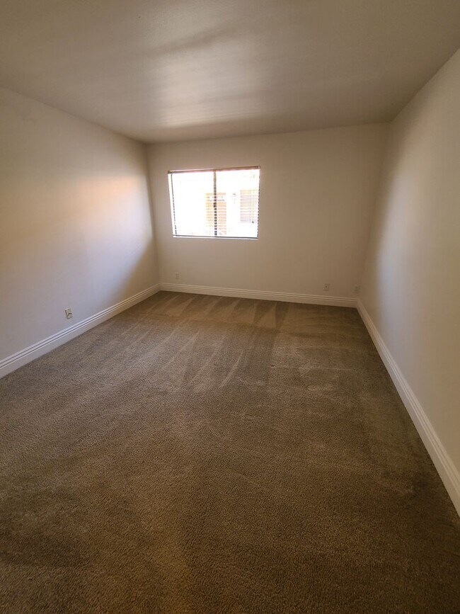 Building Photo - Spacious 2Bd Condo in Mira Mesa with Private Balcony & In-Unit Laundry!