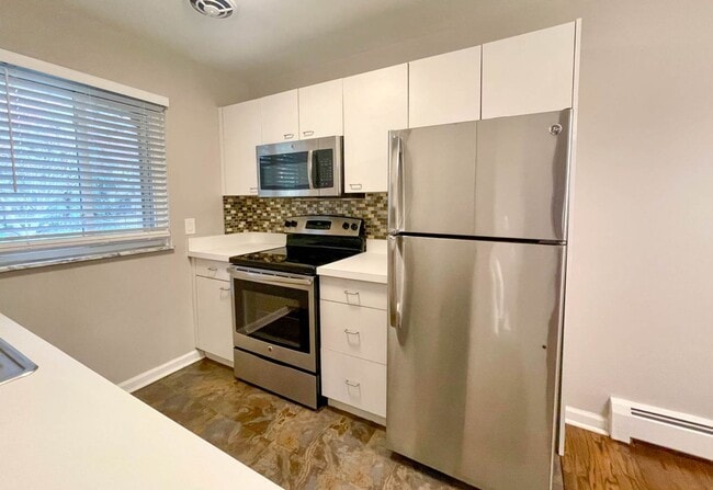 Building Photo - Birmingham Condo!