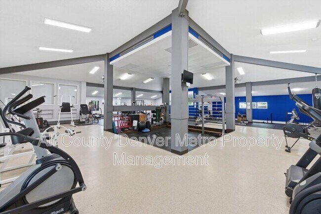 Building Photo - 1400 Golden Cir