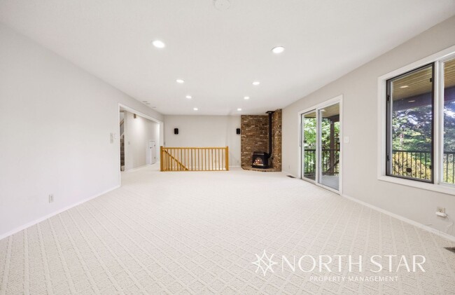 Building Photo - Stunning Lake Oswego Home with Space for E...