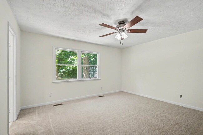 Building Photo - 151 Country Club Dr
