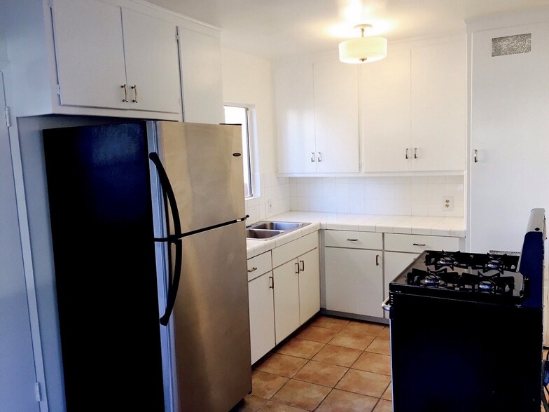 Kitchen - 3344 Glenhurst Ave