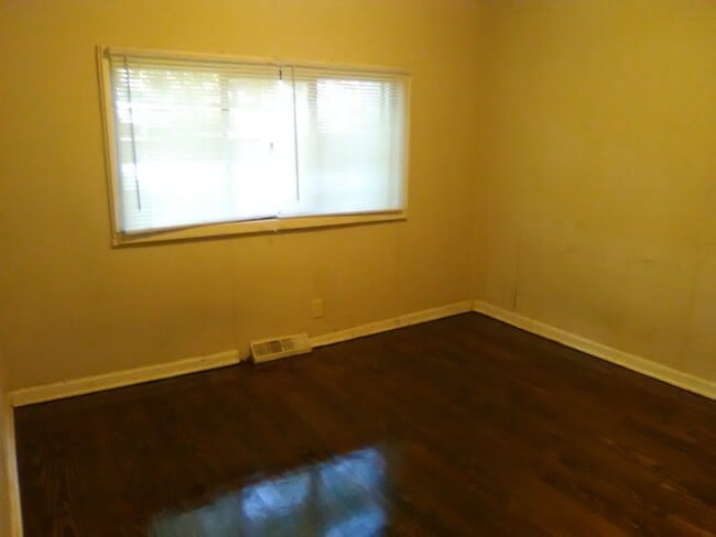 Building Photo - LARGE HOME IN MILLER!